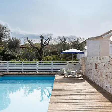 Trullo Quattro Carrini Con Piscina Nyaraló